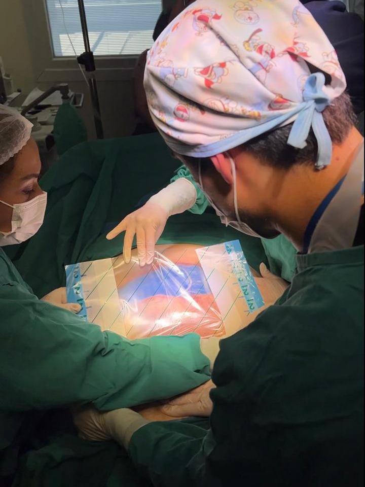 Equipo clinico instalando una terapia de presion negativa en pabellon