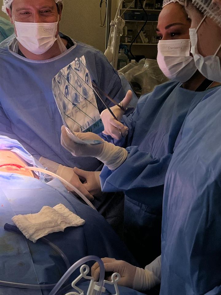 Equipo clinico trabajando con una terapia de presion negativa